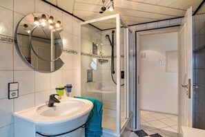 Douche, sèche-cheveux, serviettes fournies