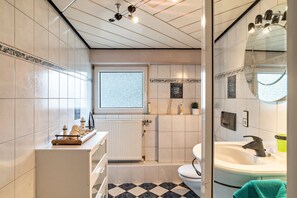 Shower, hair dryer, towels - Holiday Apartment "Andrea" with A/C & Wi-Fi (Bühl)