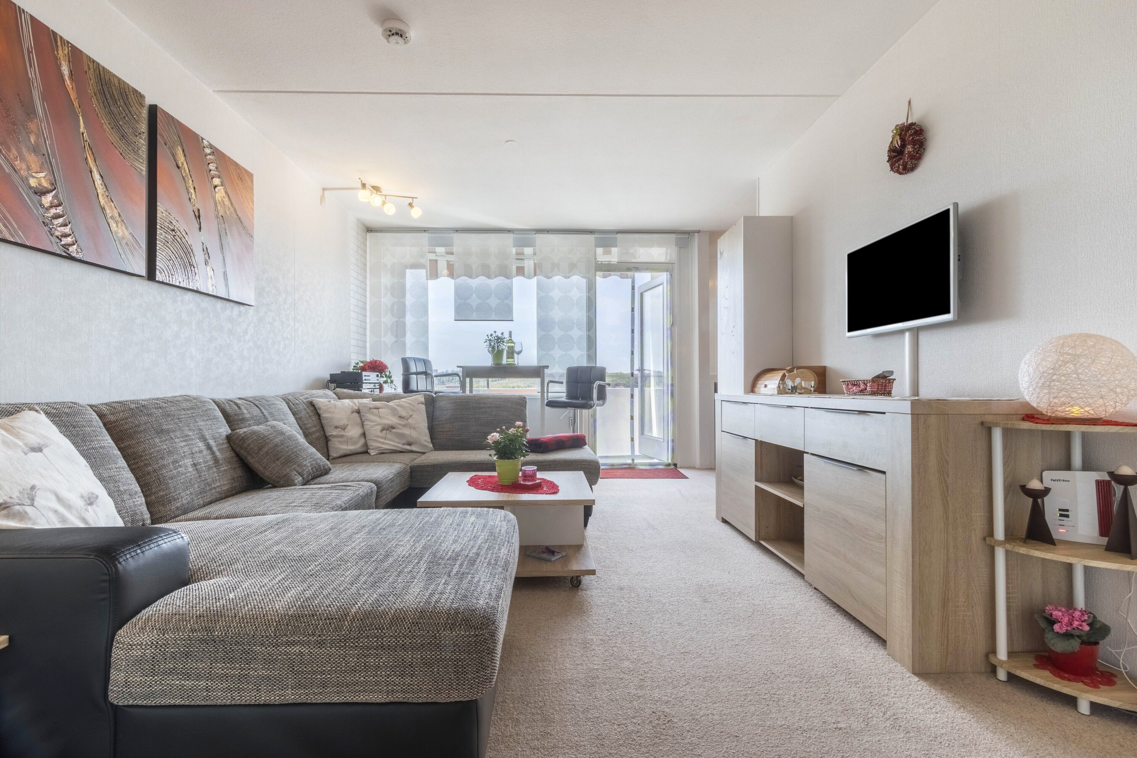 Fernseher, DVD-Player, Tischtennisplatte, Stereoanlage