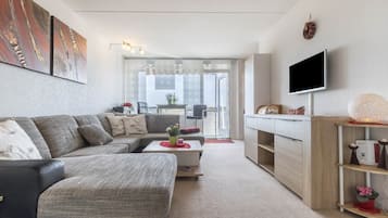 Fernseher, DVD-Player, Tischtennisplatte, Stereoanlage