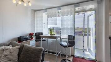 Una televisión, un reproductor de DVD, una mesa de tenis de mesa