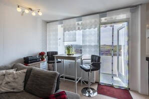 Televisión, reproductor de DVD, mesa de ping pong, estéreo