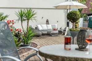 Outdoor dining - Holiday Home with Balcony, Terrace, Private Patio, Shared Garden and Wi-Fi (Salem)