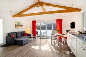 TV - Holiday Home with Balcony, Terrace, Private Patio, Shared Garden and Wi-Fi (Salem)