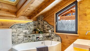 Badewanne, Haartrockner, Handtücher