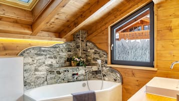 Bañera, artículos de tocador gratuitos, secador de pelo, toallas