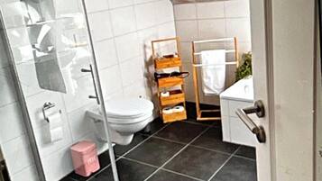 Badkar, hÄrtork och handdukar