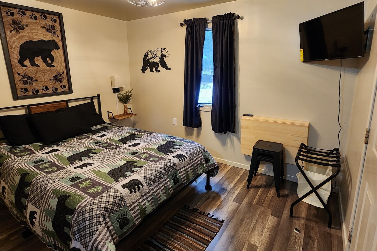 BEAR CAVE | Blackout drapes, WiFi (free), individually decorated