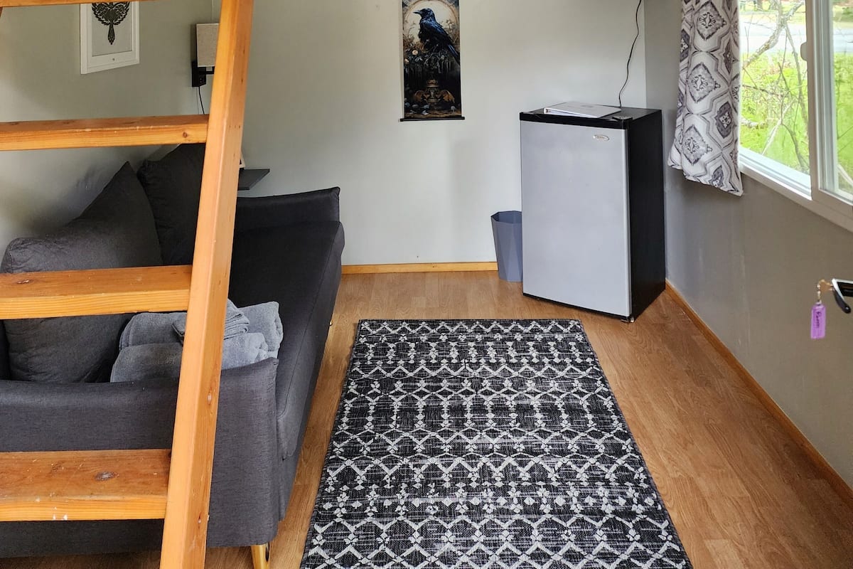 RAVEN'S NEST DRY CABIN (Shared detached bath, no kitchen) | Blackout drapes, WiFi (free), individually decorated