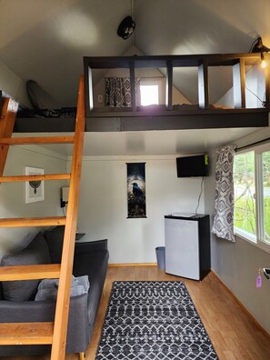 RAVEN'S NEST DRY CABIN (Shared detached bath, no kitchen) | Free WiFi, bed sheets