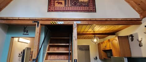 HUNTER'S HIDAWAY | Living area