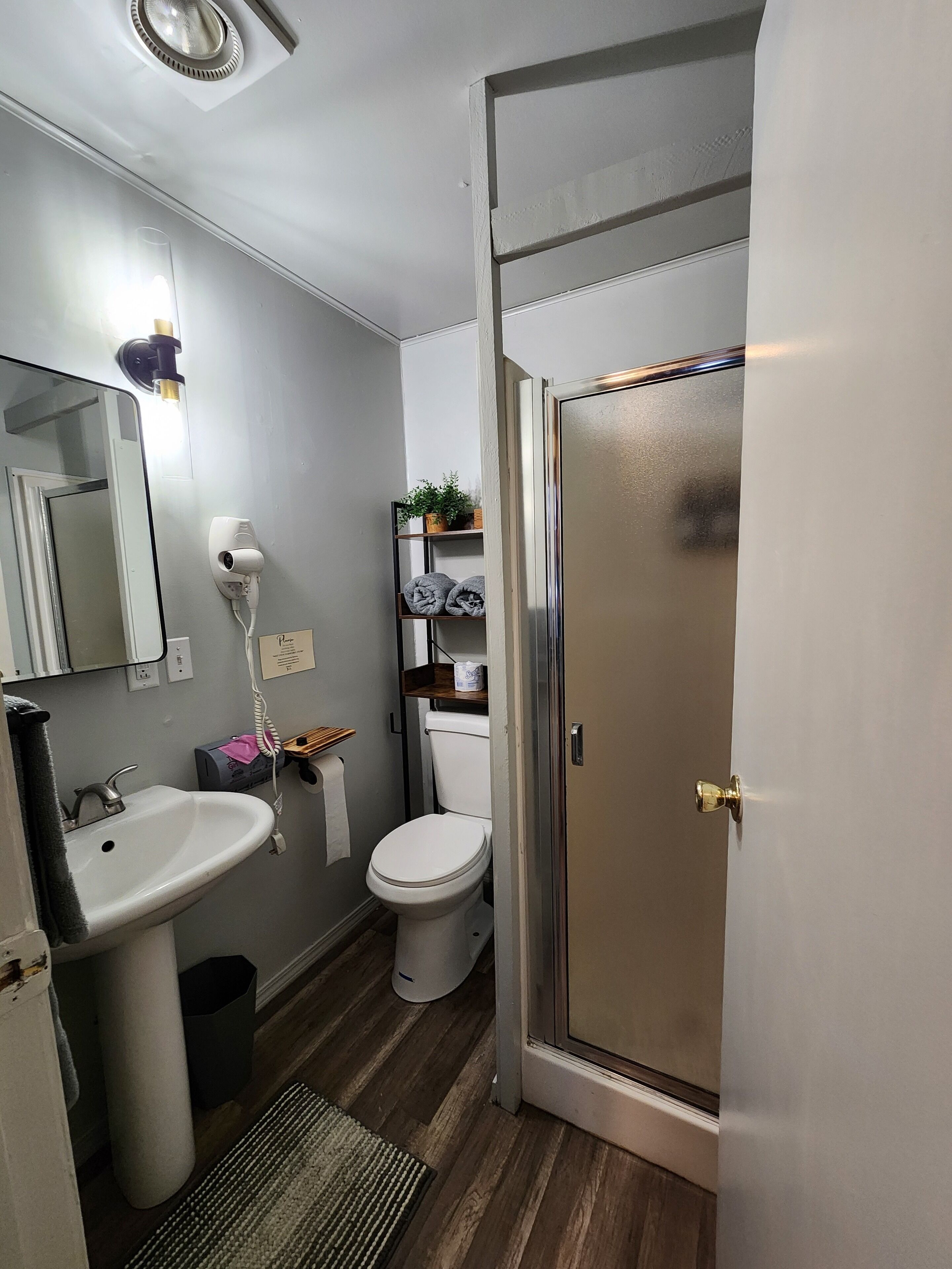 Une salle de bain équipée d’un lavabo, de toilettes et d’un espace douche.