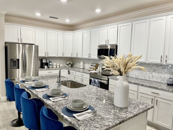 Réfrigérateur, micro-ondes, four, lave-vaisselle