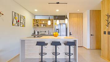 Frigorífico, microondas, horno y cafetera o tetera