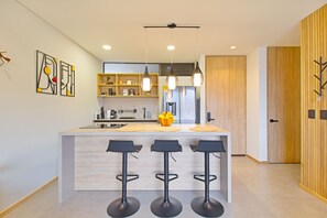 Frigorífico, microondas, horno y cafetera o tetera