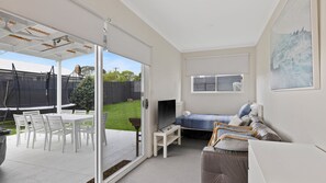 Televisio, takka, pöytätennispöytä, kirjoja