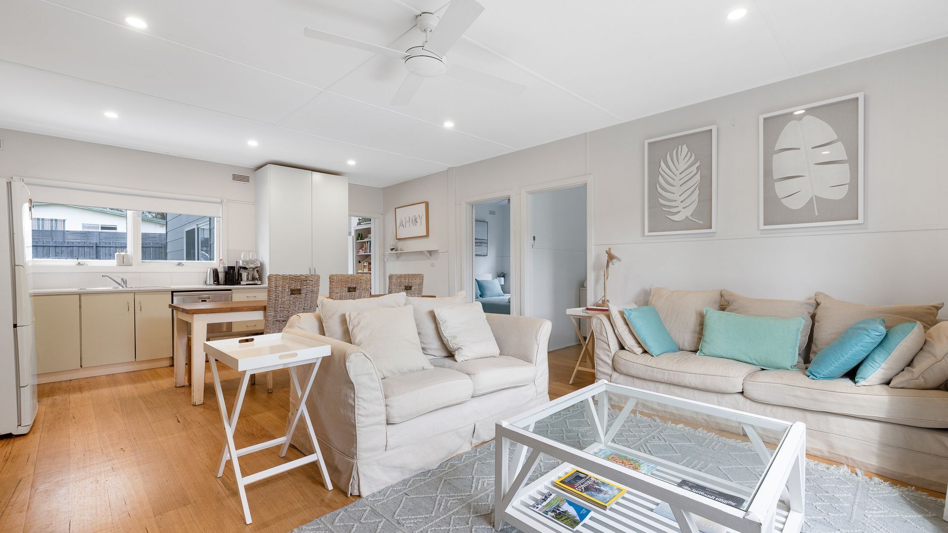 تلفزيون، مدفأة، تنس طاولة، كُتُب