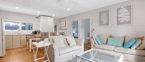 Fernseher, Kamin, Tischtennisplatte, Bücher