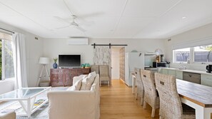 Televisio, takka, pöytätennispöytä, kirjoja