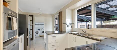 Refrigerador, microondas, horno y parrilla de estufa