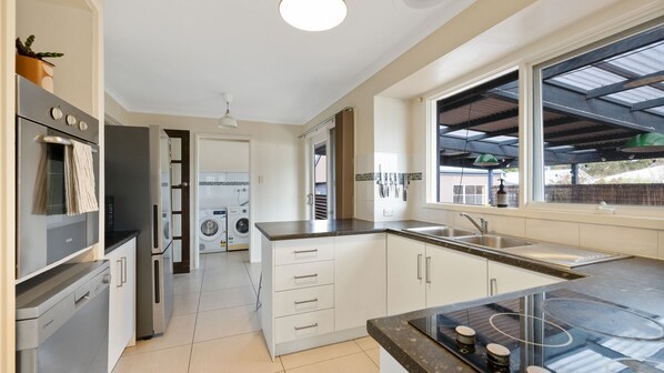 ثلاجة، ميكروويف، فرن، موقد طهي مسطح