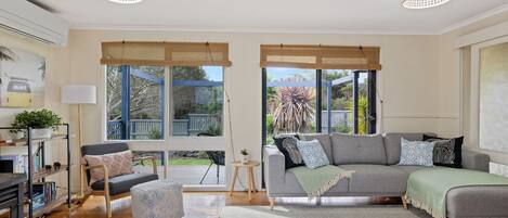 Televisión, chimenea, tenis de mesa y libros