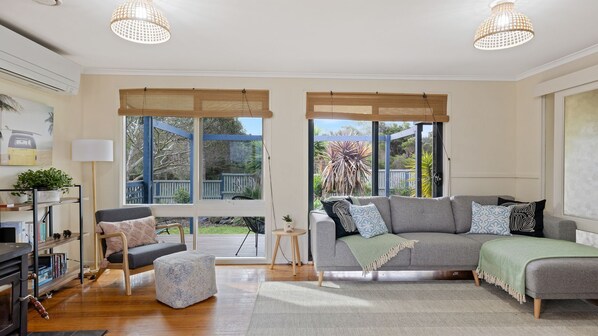 TV, fireplace, ping pong, books - Back Beach Oasis in Smiths Beach (Smiths Beach)