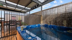 Outdoor spa tub - Back Beach Oasis in Smiths Beach (Smiths Beach)