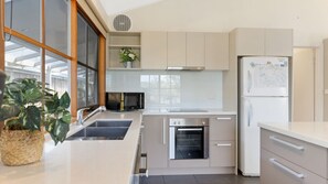 Fridge, microwave, oven, stovetop - Key Lime Retreat in Cape Woolamai (Cape Woolamai)