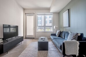 TV, stereo - Sleek Emeryville 1BR w/ Rooftop, nr BART & Highways, by Blueground (East Bay)