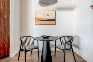 Dining - Sleek Emeryville 1BR w/ Rooftop, nr BART & Highways, by Blueground (East Bay)