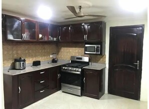 Een koelkast, een microgolfoven, een oven, een kookplaat