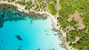 Una spiaggia nelle vicinanze