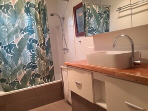 Douche, sèche-cheveux, serviettes fournies, savon