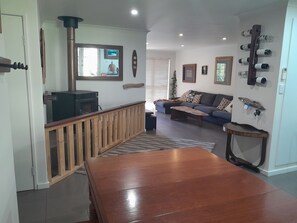 Smart TV - Dunsborough Family Fun House! Walking distance to beach and town. (Dunsborough)