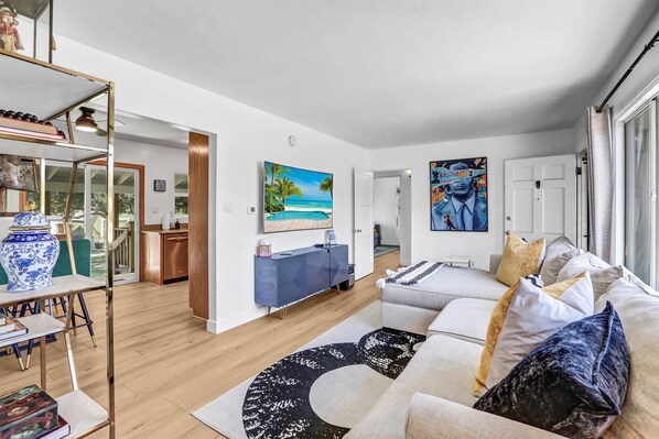 Smart-TV, Tischtennisplatte, Bücher