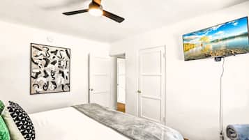 3 bedrooms, iron/ironing board, WiFi (free), bed sheets
