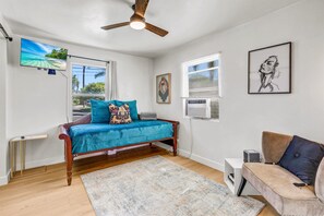 Smart TV, ping pong, books - Family Fun! Stylish Escape + Game Garage + Ping Pong + Big Yard + Free Parking (La Mesa)