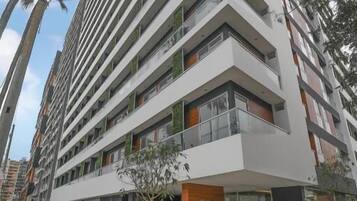 Vista frontal de la propiedad