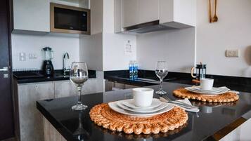 Departamento empresarial, 1 habitación, con acceso al salón lounge del club, vista al océano | Cocina privada | Refrigerador con congelador, microondas y licuadora