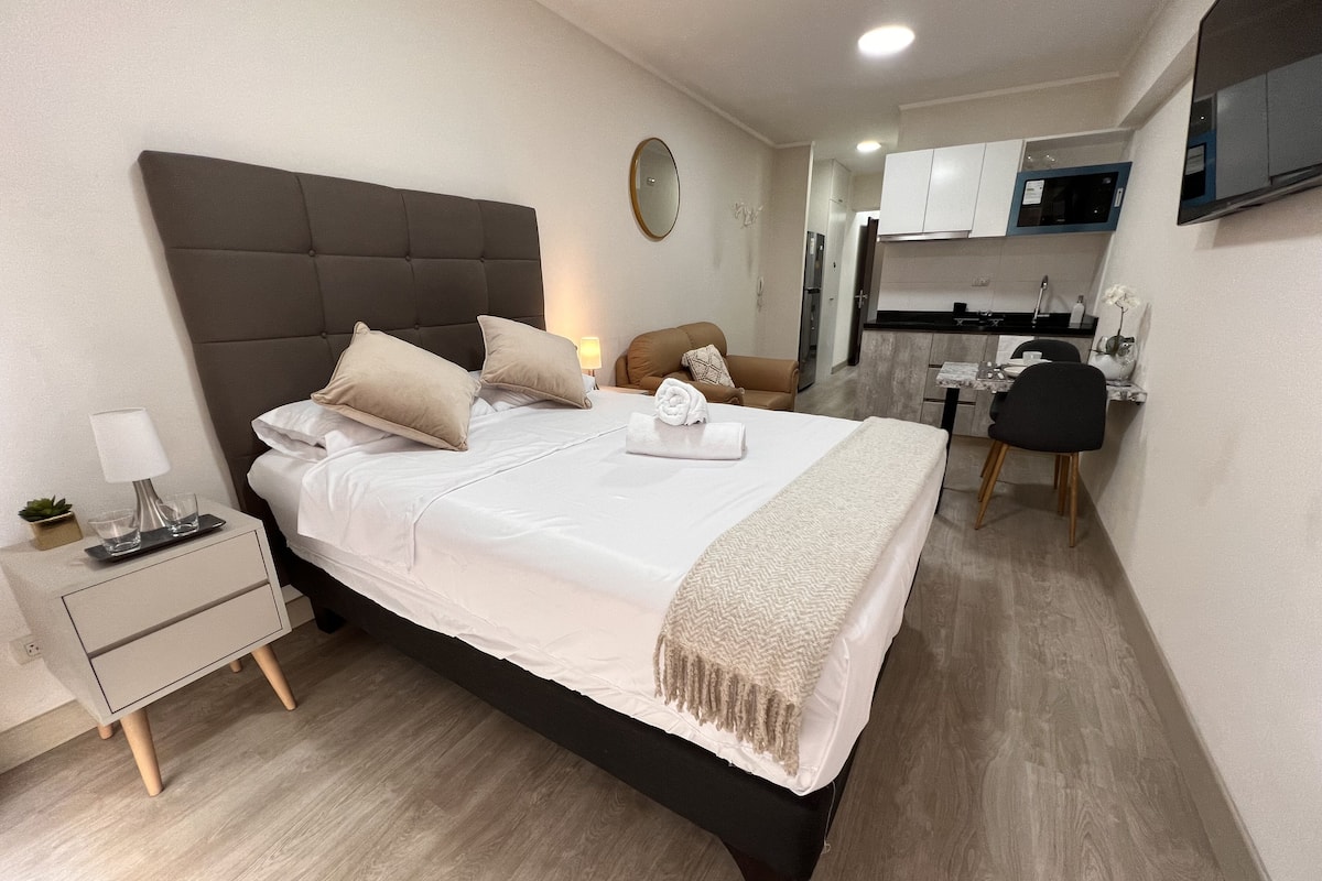 Loft Comfort - 1 sovrum - balkong - havsutsikt | 1 sovrum, allergitestade sängkläder, duntäcken och mörkläggningsgardiner
