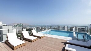 Una piscina al aire libre, sombrillas