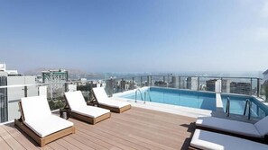 Una piscina al aire libre, sombrillas