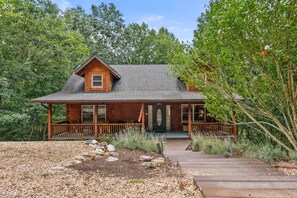 Exterior - Beautiful LOG HOME-Poker & Pool Table, Xbox, 
Firepit,Jacuzzi tub,Week Specials! (McGaheysville)