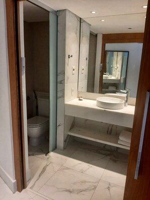 Toallas, jabón, papel de baño 