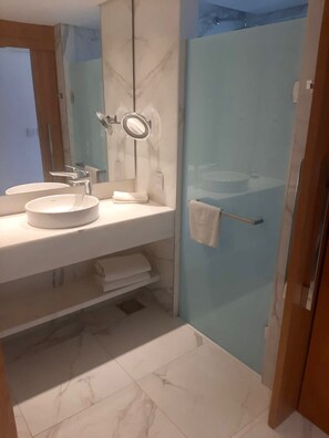 Toalhas de banho, sabonete, papel higiênico 