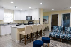 Een koelkast, een magnetron, een oven, een kookplaat