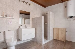 Sèche-cheveux, serviettes fournies