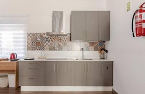 Fridge, microwave, oven, coffee/tea maker