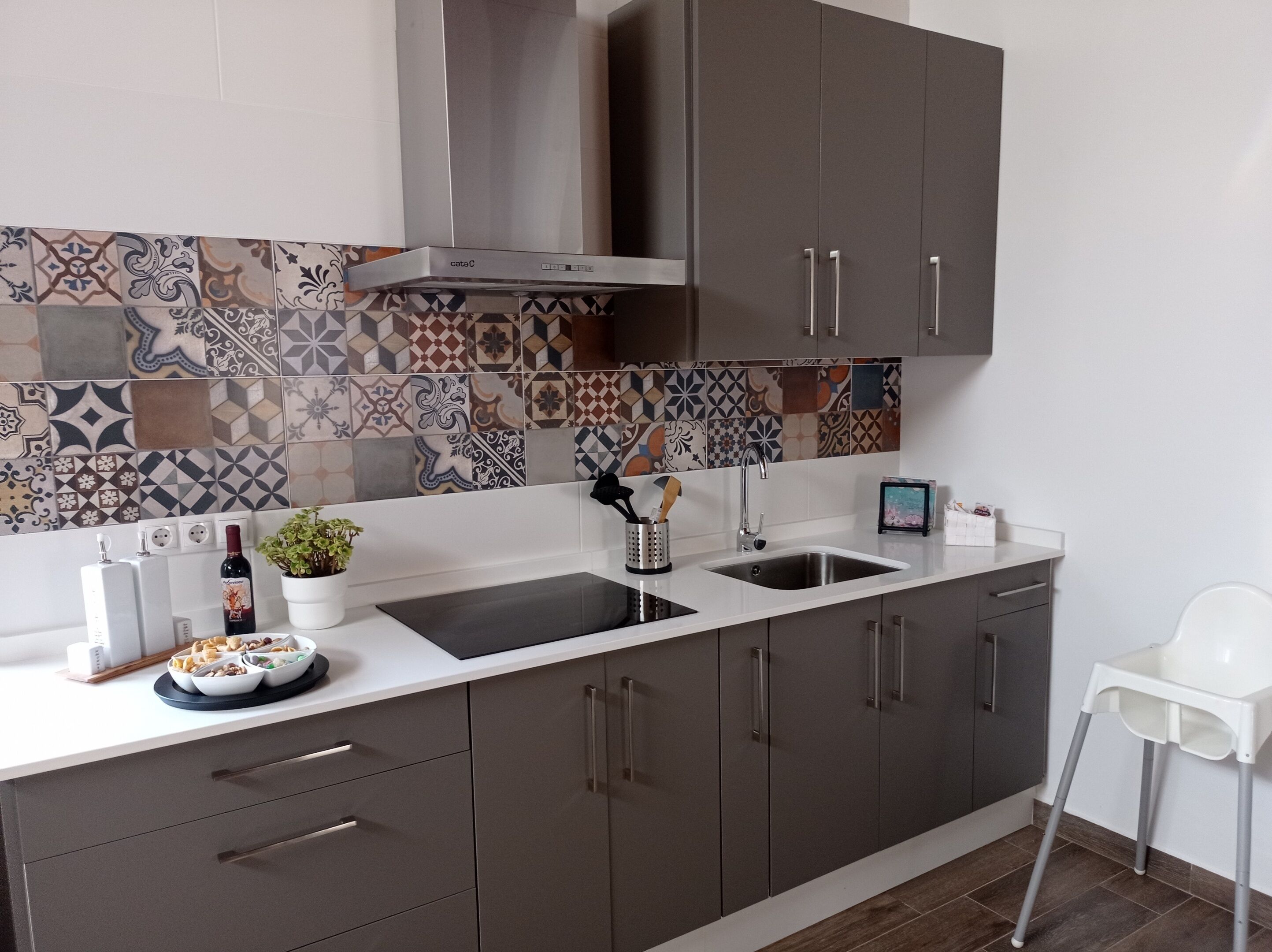 Een koelkast, een magnetron, een oven, een koffiezetapparaat/waterkoker